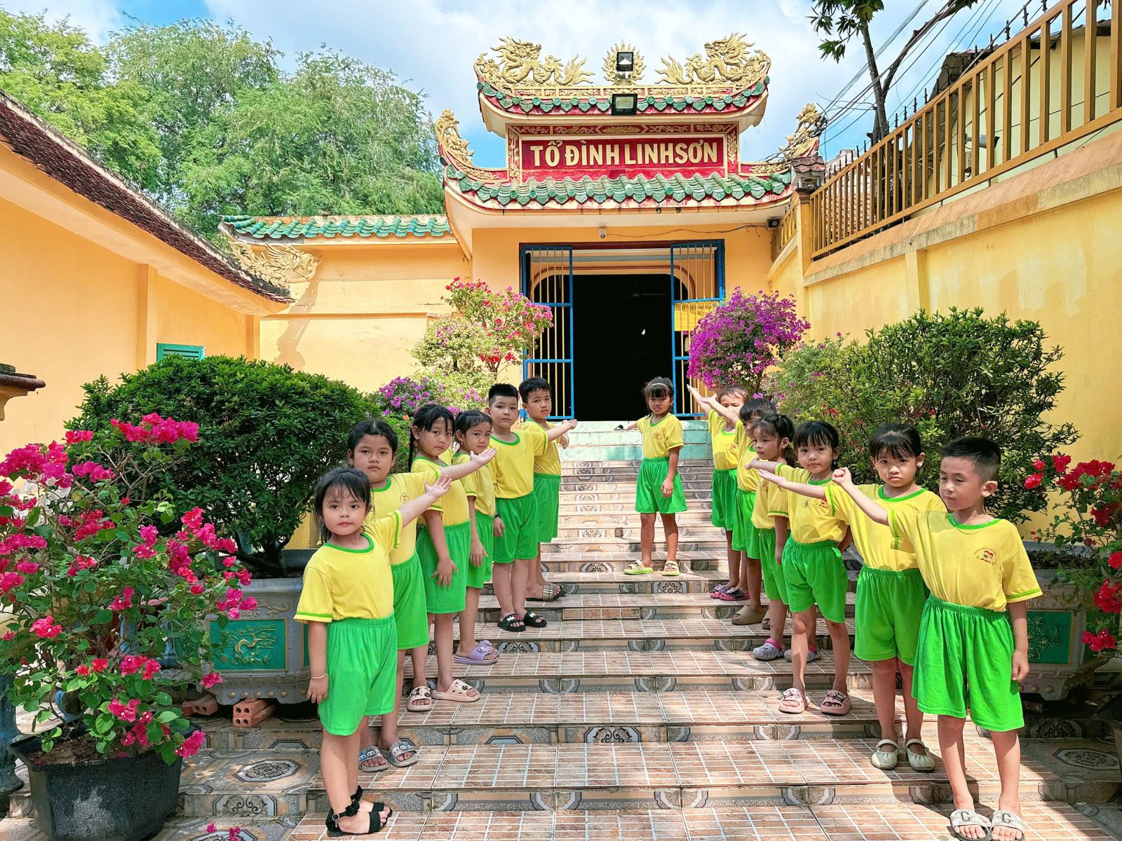 Hôm nay, ngày 18 tháng 04 năm 2024. Nhà trường đã tổ chức cho trẻ được viếng Tổ Đình Linh Sơn để chào mừng ngày 30/4 là một dịp trọng đại của dân tộc Việt Nam – ngày đất nước hoàn toàn thống nhất. 